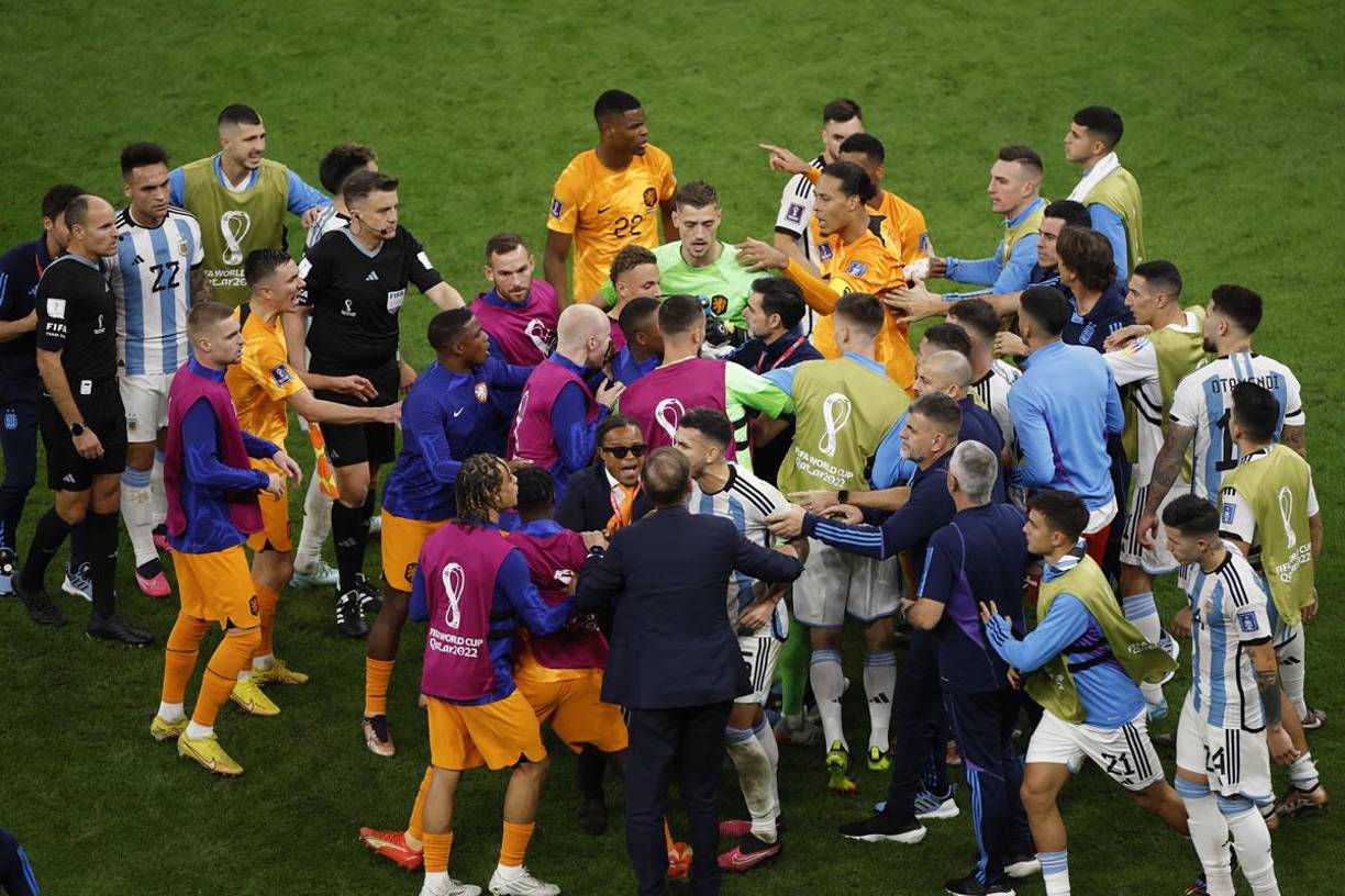 Los jugadores de Países Bajos y Argentina protagonizaron un tremendo zafarrancho en el segundo tiempo del partido.