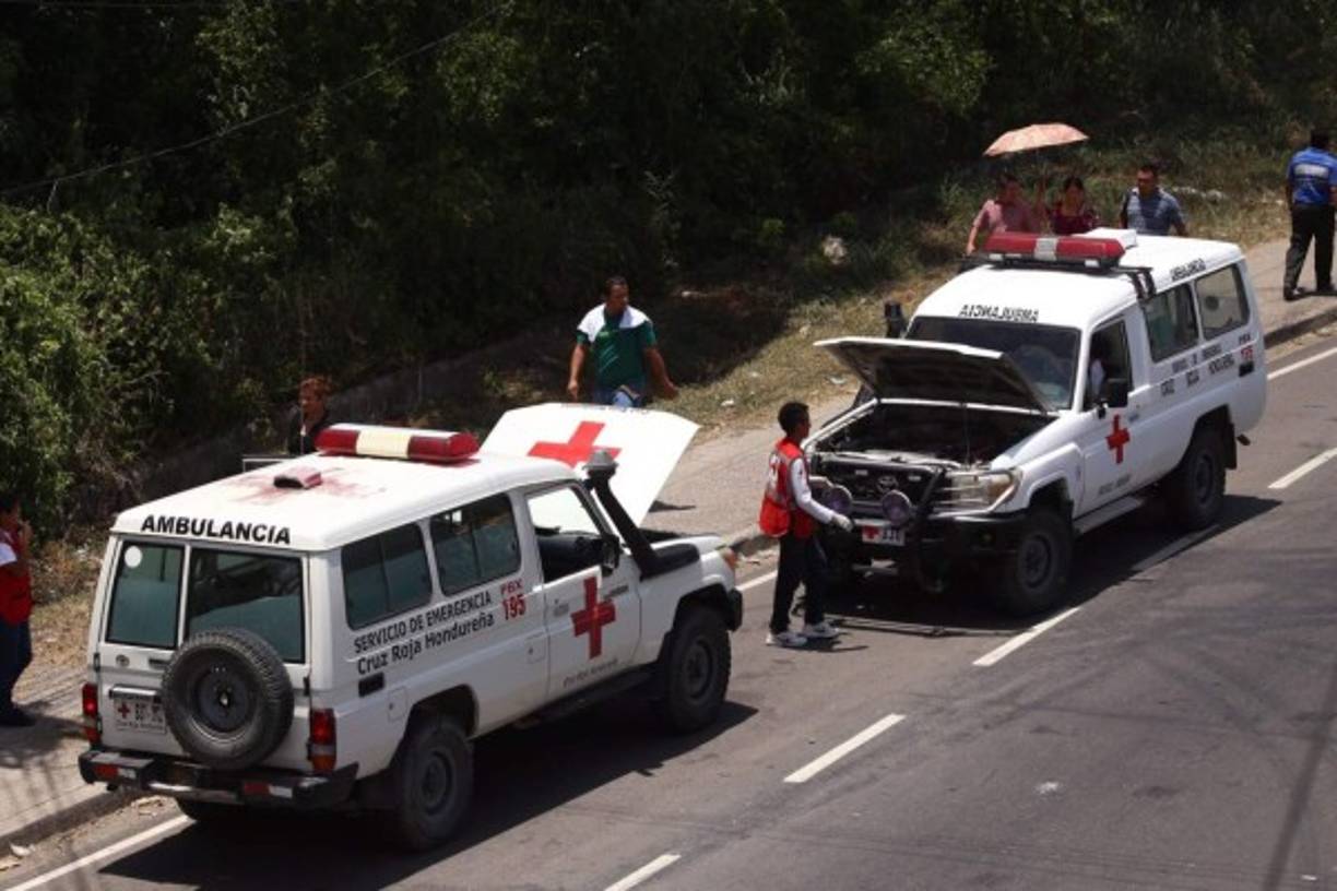 En la zona hay ambulancias para asistir a los protestantes afectados.