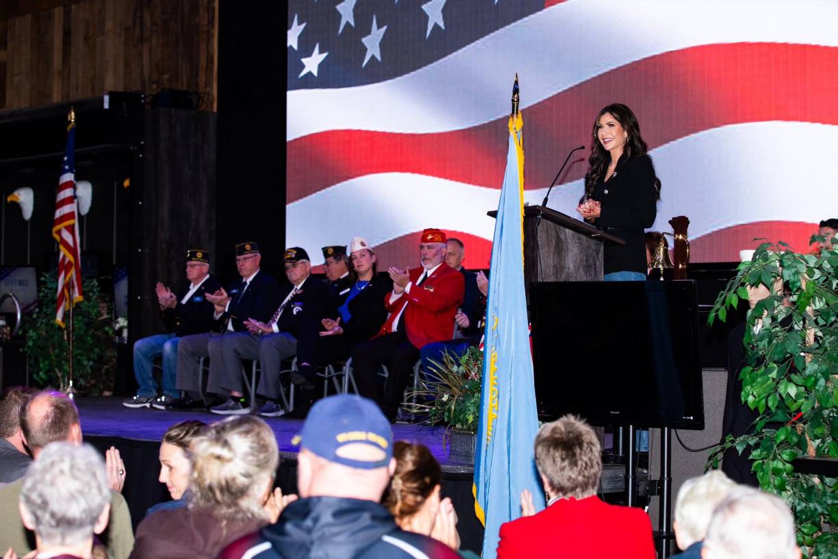 “El pueblo estadounidense sabe cómo gastar su propio dinero. Si elimina el despilfarro gubernamental y concentra el gasto federal en las funciones básicas del gobierno, el presidente Trump se ocupará de la deuda y desatará el crecimiento económico. ¡Eso es lo que hicimos en Dakota del Sur!”, escribió la gobernadora en uno de sus últimos mensajes en X. 