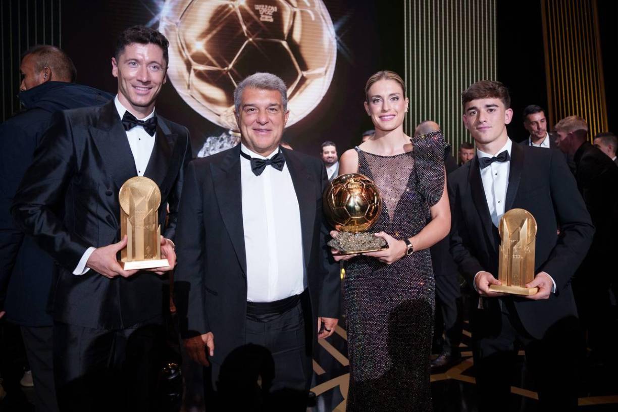 Joan Laporta, presidente del Barcelona, posó con Robert Lewandowski, Alexia Putellas y Gavi.