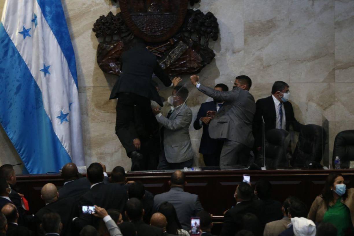 La crisis en Libre se comenzó a gestar desde que 20 diputados comenzaron a expresar su rechazo a Luis Redondo, quien fue escogido por el presidente del PSH, Salvador Nasralla, como parte de la alianza de hecho que suscribió en octubre pasado con Xiomara Castro, para asegurar el triunfo en las elecciones generales del 28 de noviembre.