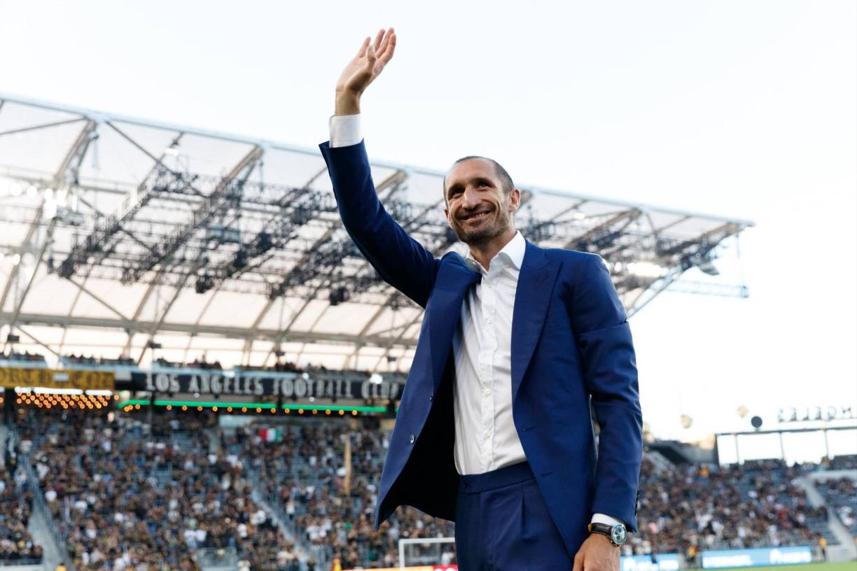 El exdefensa italiano Giorgio Chiellini, quien se retiró del fútbol el pasado diciembre tras perder la final de la MLS con el Los Ángeles FC (LAFC) ante Columbus Crew, regresará al equipo angelino en calidad de responsable de desarrollo de jugadores del primer equipo, informó este martes el club.