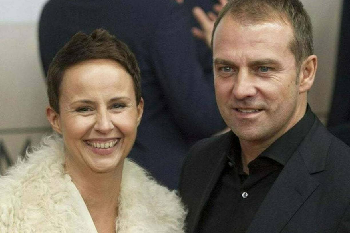 Hansi Flick dejó el fútbol a un lado y se dispuso a ayudar en todo lo posible a su esposa: “Hay cosas más importantes que este deporte. Admiro a mi mujer por la fuerza y la calma interior con la que dominó la situación. Mucho más a menudo que ella, me metía en la cama de noche con lágrimas en los ojos”.