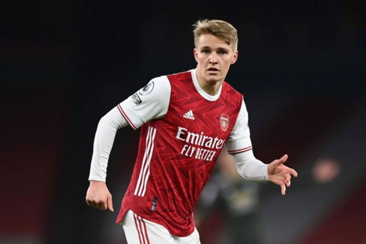 El centrocampista noruego Martin Odegaard, después de haber estado cedido seis meses en el Arsenal, confirmó que vuelve al Real Madrid. 'La situación es que soy jugador del Real Madrid y que tengo volver allí dentro de semana y media. El Real Madrid ha sido claro: me quiere de vuelta. Así que tendré que viajar allí cuando comiencen los entrenamientos', declaró a la televisión noruega TV2. <br/><br/>Odegaard no hablado personalmente con el nuevo técnico blanco, Carlo Ancelotti, pero sí con el club y asegura que mantiene un contacto 'estrecho' con este. 'Está claro que mi sueño ha sido siempre jugar allí. Llevo en el club más de seis años ahora, y ese ha sido siempre mi objetivo', afirmó.<br/><br/>Foto - AFP
