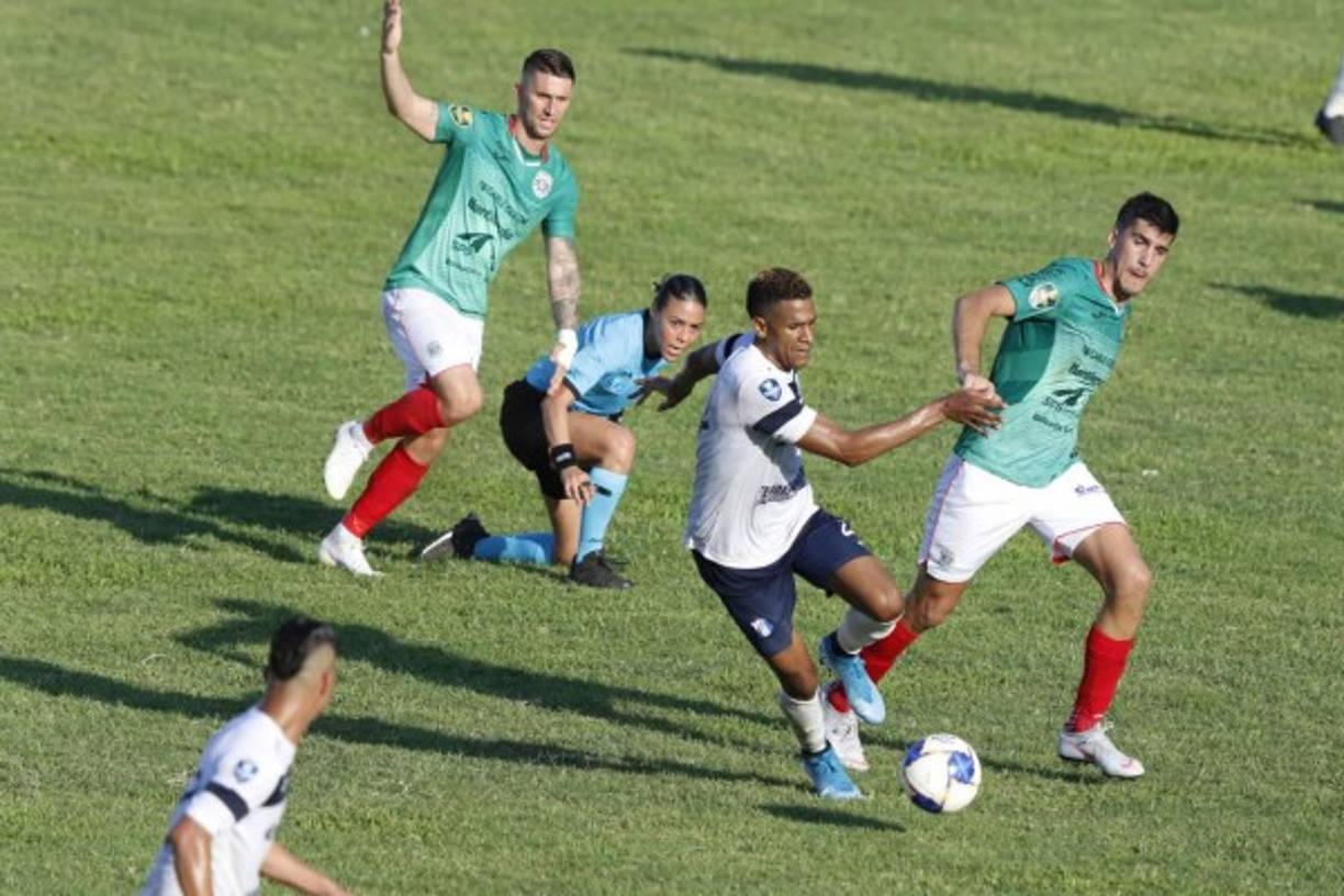 Melissa Pastrana se levantó rápido y no perdió de vista la jugada.