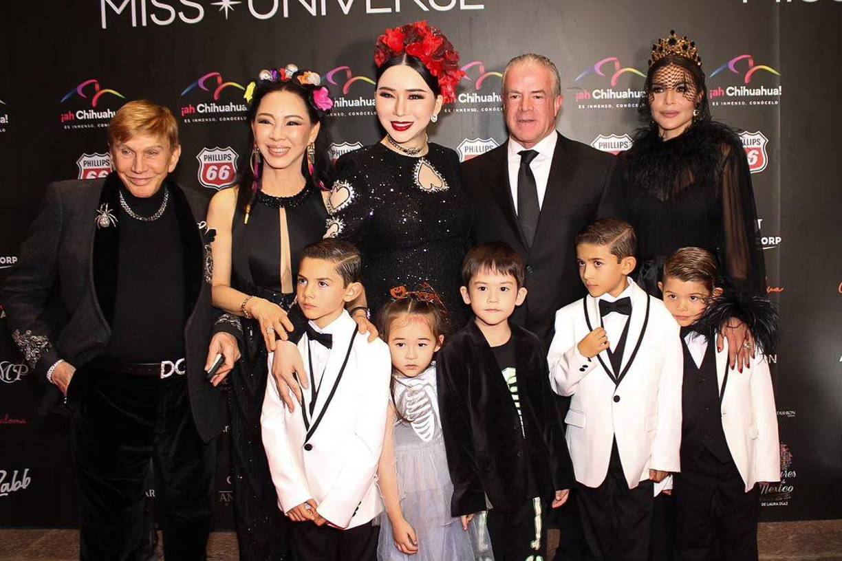 El viernes 1 de noviembre por la noche, los participantes de la 73a edición del certamen de belleza pasaron por el patio central del Colegio de las Vizcaínas en el Centro Histórico, en una exhibición benéfica que tuvo como temática el conocido Día de Muertos en México.Osmel Sousa y los dueños de la franquicia, Anne Jakkaphong y Raul Rocha Cantú, llegaron con sus familiares al evento.