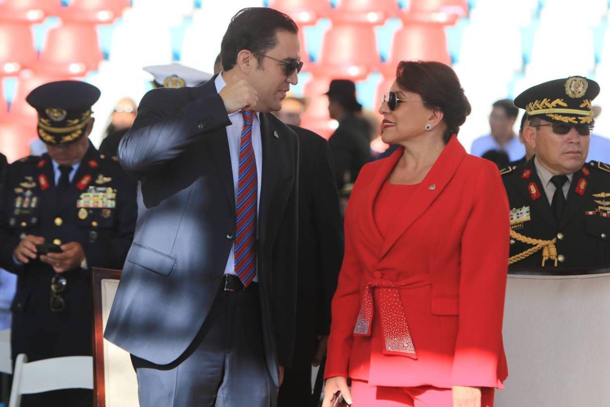 Un detalle que resaltó en su estilismo fue el lazo de tela adornado con detalles de pedrería, con la que sujetó su traje en la parte de en medio. 