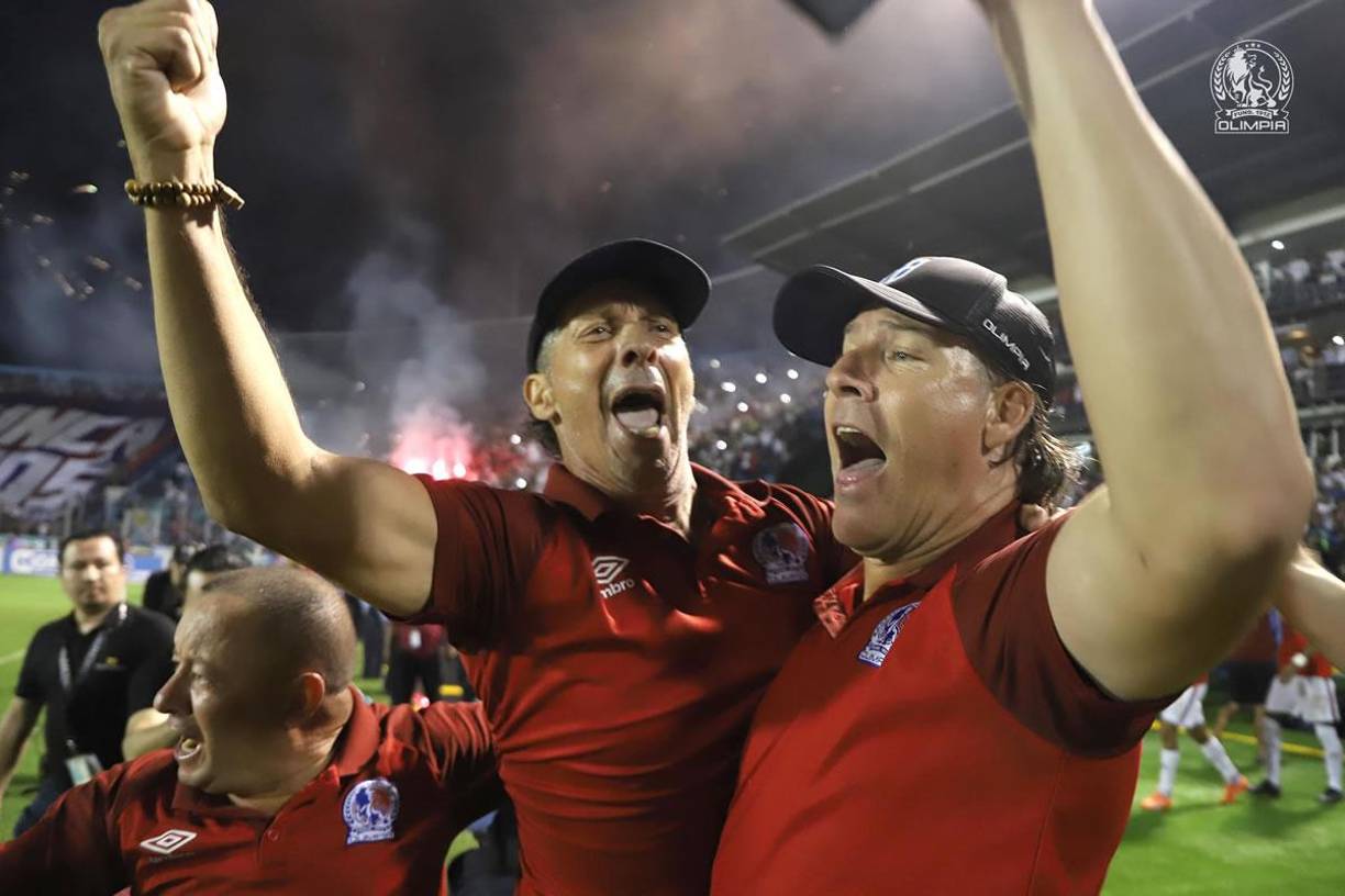 Pedro Troglio - El presidente del Olimpia, Rafael Villeda, confirmó que ya tienen un acuerdo con el entrenador argentino para que siga en el banquillo y firmará el nuevo contrato por un año cuando regrese de sus vacaciones.