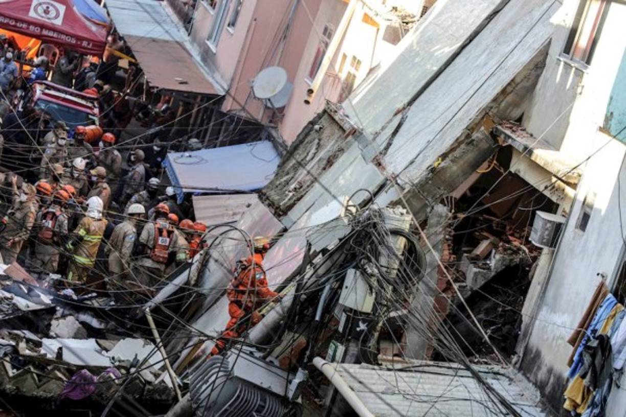 Seis equipos de bomberos y ambulancias se desplazaron hasta el periférico barrio de Rio das Pedras, localizado en la zona oeste de la capital fluminense, y trabajaban en las labores de búsqueda y rescate desde esta madrugada. Foto: EFE