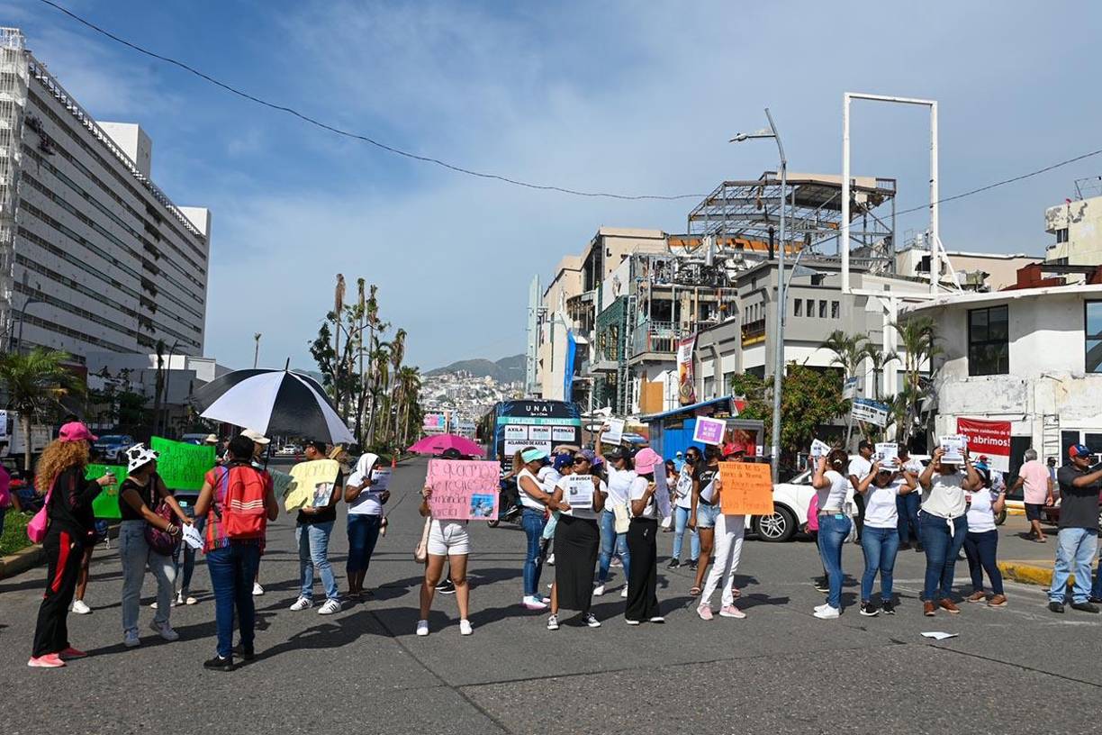 Familiares, amigos y vecinos de Luisa Fernanda exigieron ayer a la FGE durante una protesta en la Avenida Costera Miguel Alemán, que investigue a Salvador Rodríguez por su presunta responsabilidad en la desaparición de la joven.
