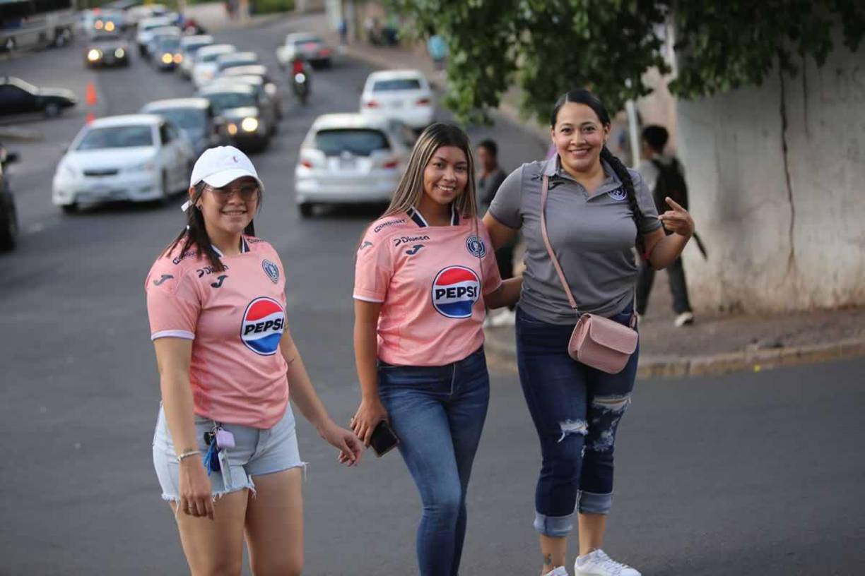 Estas chicas llegaron al Nacional Chelato Uclés bien identificadas con sus camisetas del Motagua.