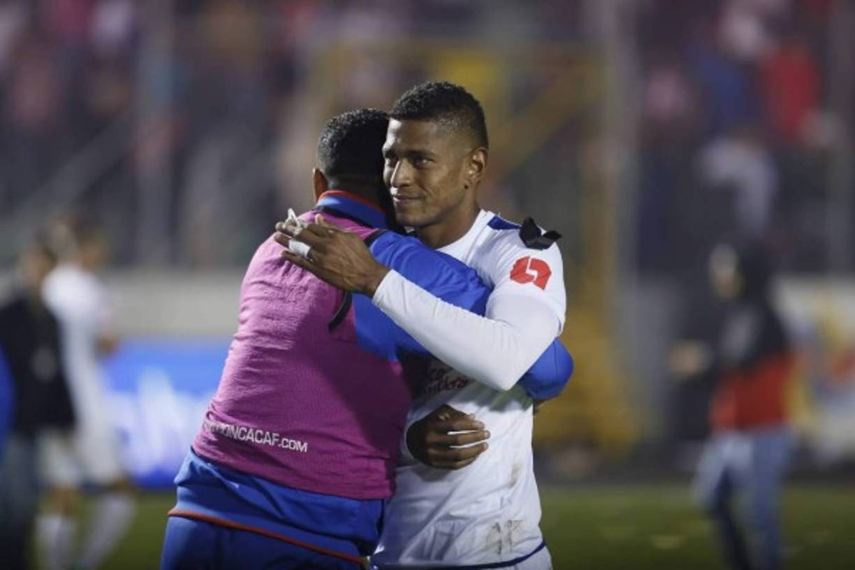 Carlo Costly es consolado por un jugador del Motagua.