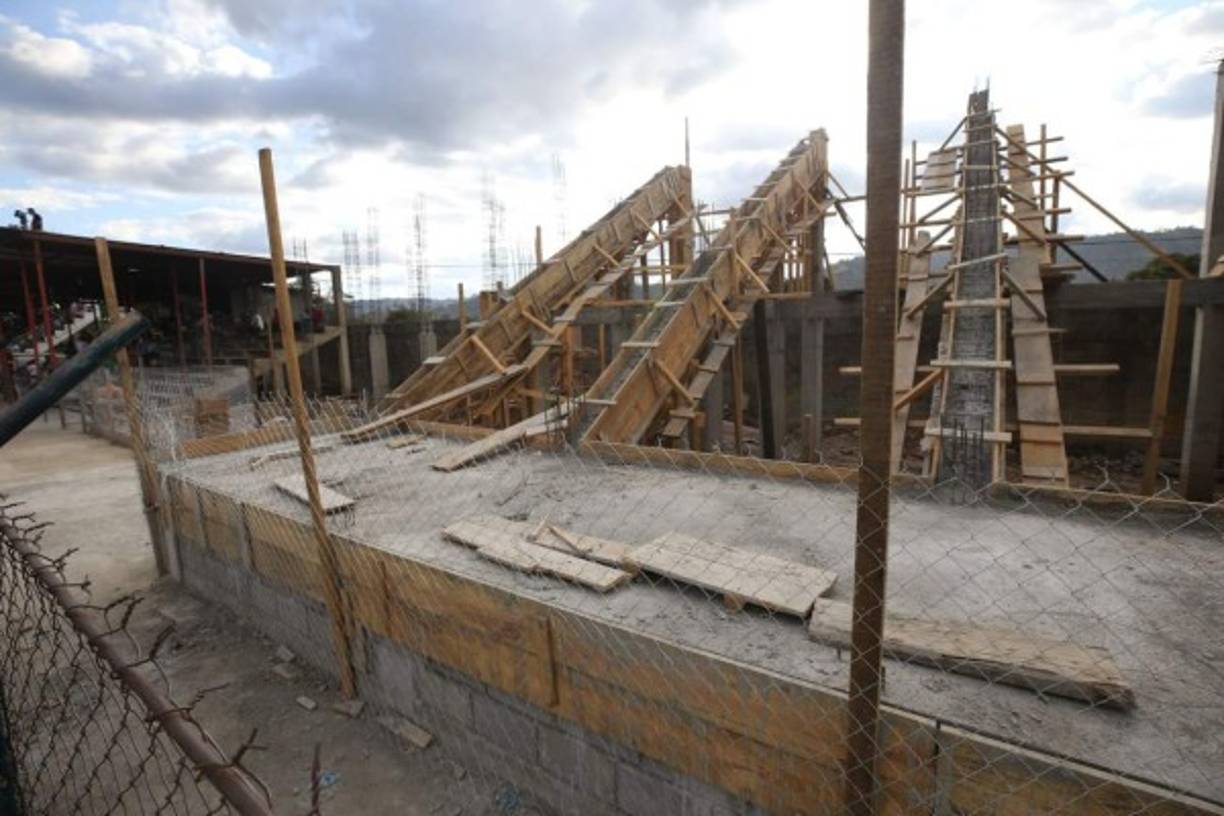 En el estadio Marcelo Tinoco de Danlí están ampliando las graderías para más aficionados.