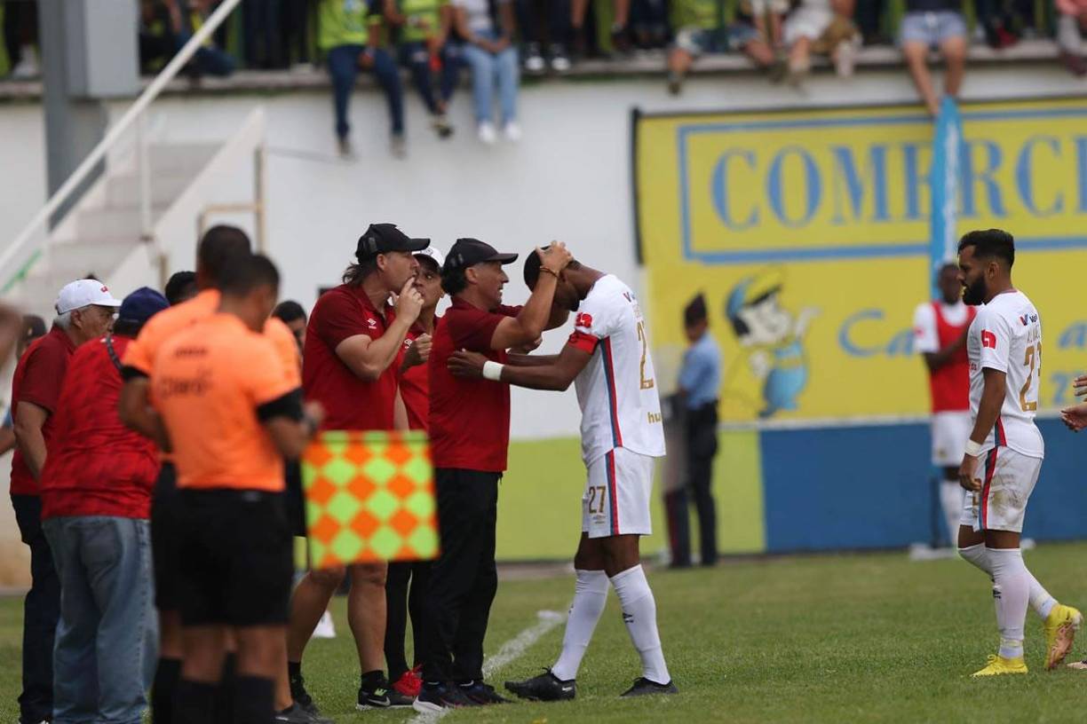 Pedro Troglio felicitó a Jerry Bengtson por su gol.