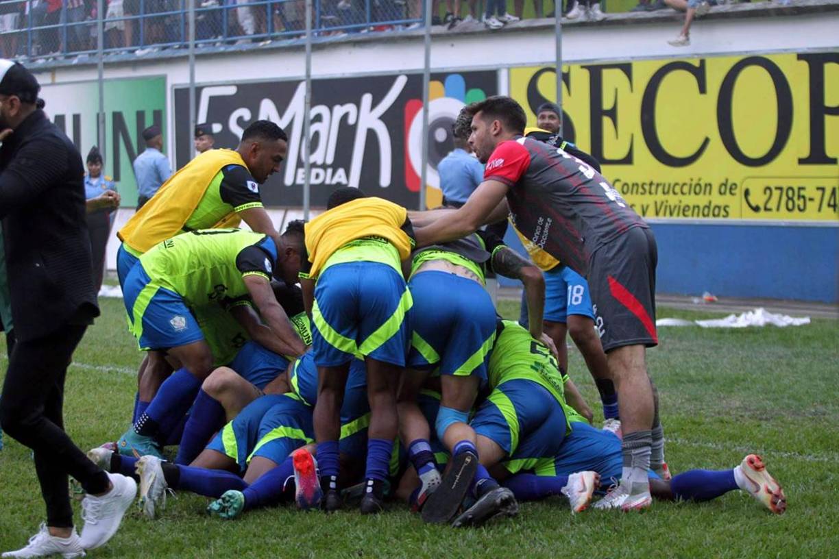 Los jugadores del Olancho FC se fueron encima de Agustín Auzmendi para celebrar el gol.