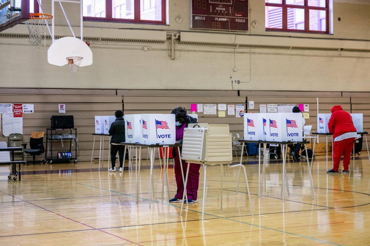 Hasta ahora los Demócratas ostentan la mayoría en la Cámara de Representantes, mientras que en el Senado cuentan con una mayoría mínima con la mitad de los senadores y el desempate de la vicepresidenta, Kamala Harris.