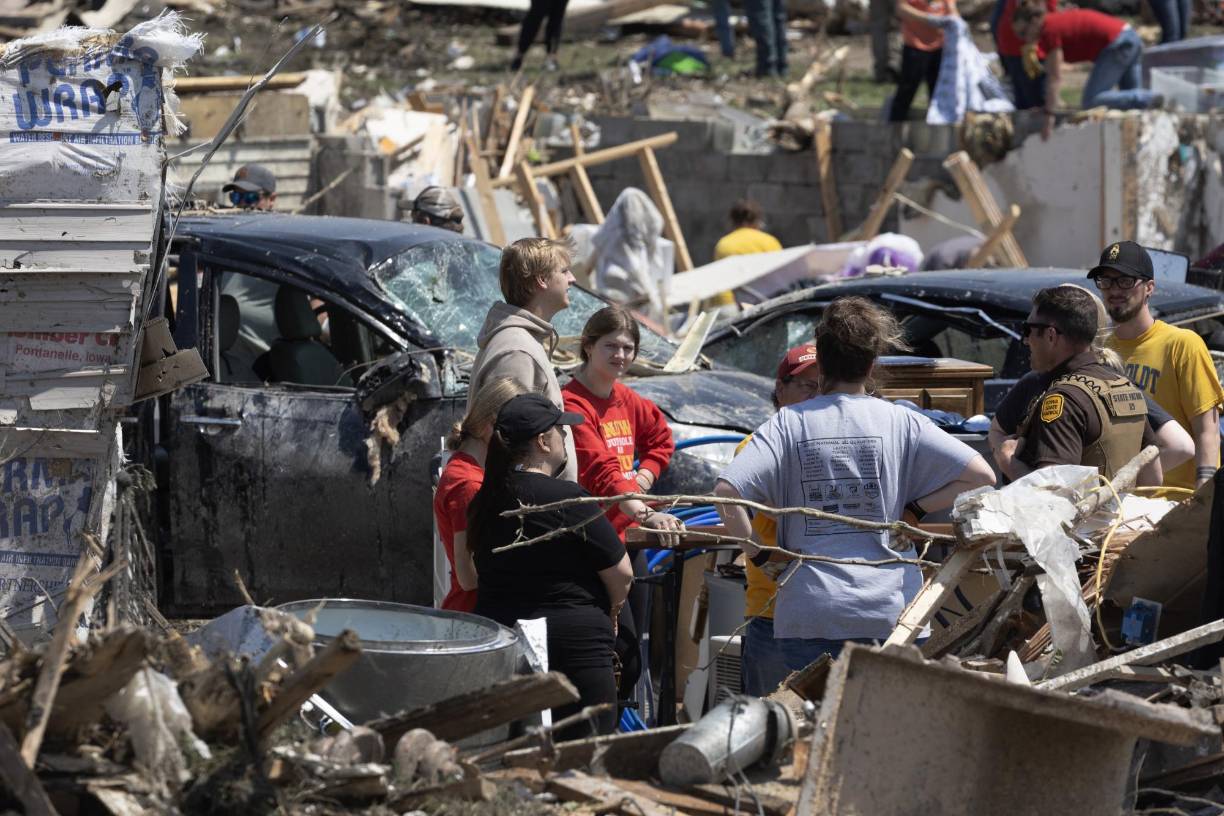 La gobernadora de Iowa, la republicana Kim Reynolds, dijo en una conferencia de prensa que no podía confirmar cuántas personas habían fallecido en la ciudad de Greenfield, del condado Adair, pero los vecinos indicaron al diario Register que al menos cuatro residentes no habían sobrevivido.