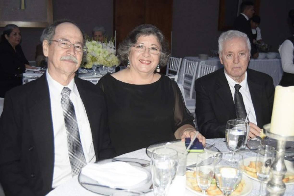 Reginaldo y Yesylle Sheran con Ernesto Dieck.