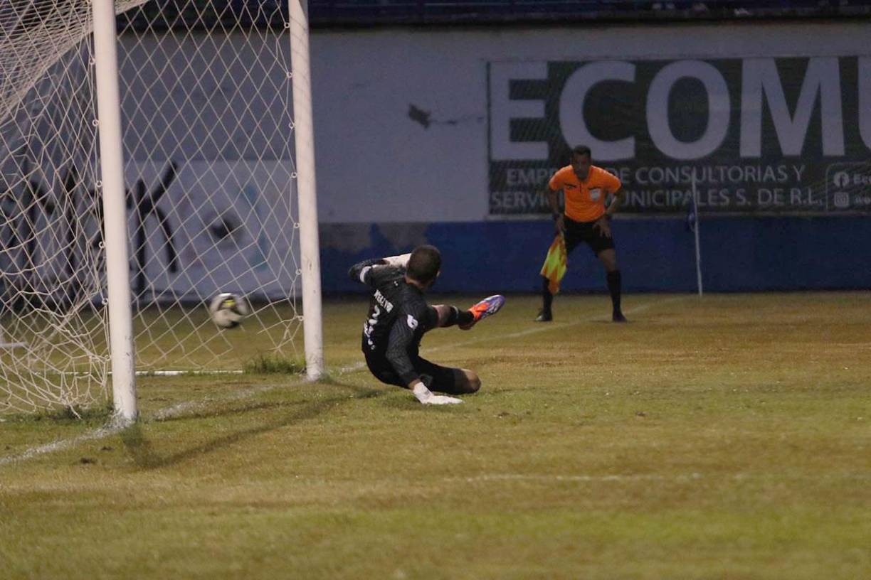 En cambio Edrick Menjívar no pudo parar el penal de Alex López que abrió el marcador 1-0 para el Olancho FC.