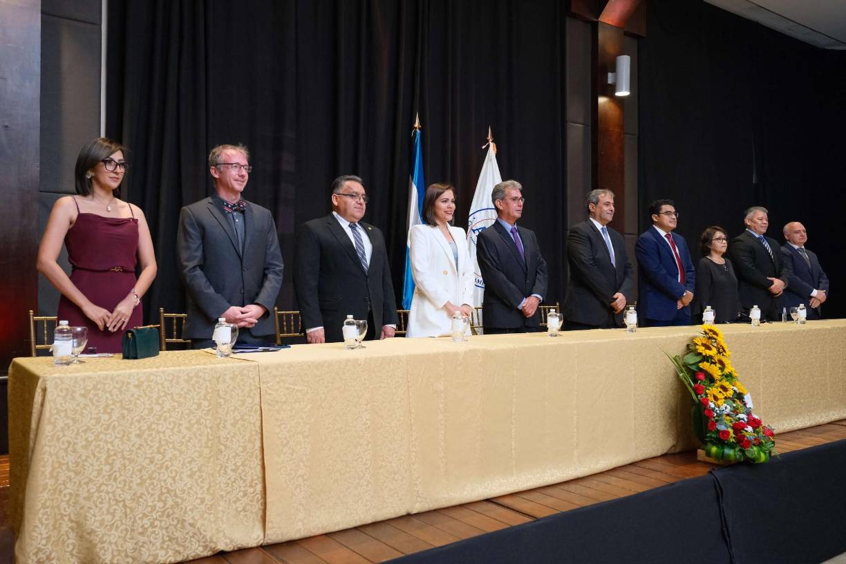 MESA PRINCIPAL. Miembros del comité del Cuerpo Consular Sampedrano junto a autoridades nacionales dieron la bienvenida a los presentes e invitaron a disfrutar de un brindis y un cóctel en honor a los 58 años de fundación de la asociación.