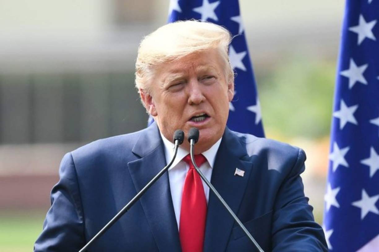 Un vial de la vacuna contra el coronavirus desarrollada por AstraZeneca y la Universidad de Oxford, en un contenedor refrigerado antes de ser administrada al personal del Hospital Universitario, en Katmandú, Nepal, el 27 de enero de 2021. (AP Foto/Niranjan Shrestha)