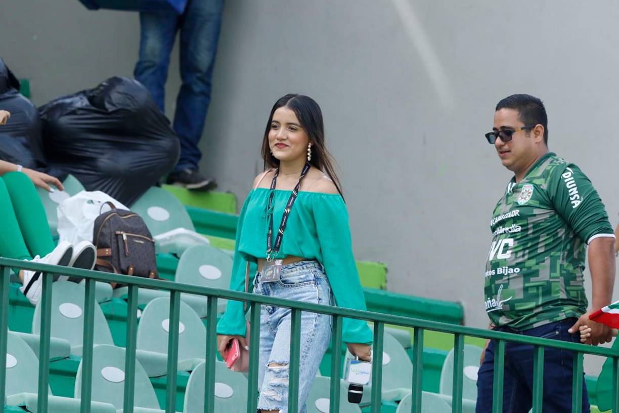 Una linda periodista deportiva llegando al Yankel para dar cobertura al partido Marathón-UPN.