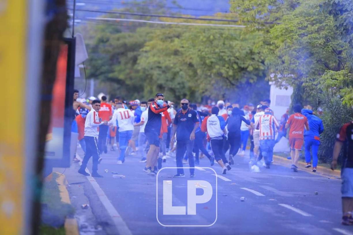 La Policía después tomó cartas en el asunto y lanzó gas lacrimógeno a aficionados del Olimpia.