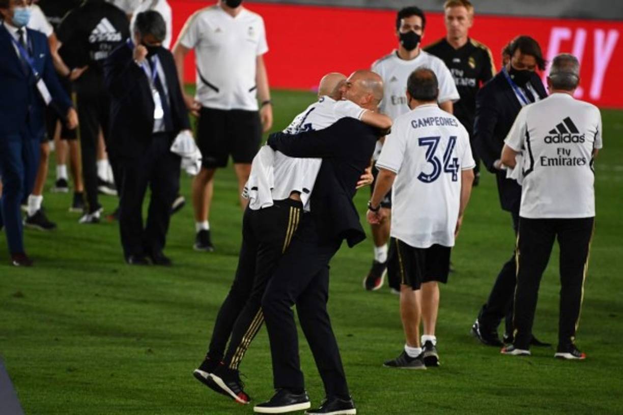 Zidane se da un fuerte abrazo con su asistente técnico David Bettoni.
