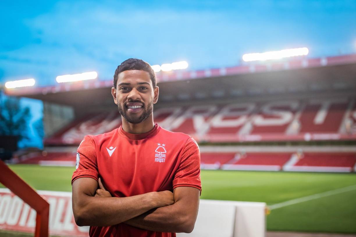 El lateral izquierdo brasileño Renan Lodi renovó su contrato con el Atlético de Madrid hasta 2026 antes de ser cedido al Nottingham Forest inglés hasta junio de 2023, anunciaron los dos clubes. Según la prensa especializada, el brasileño, cuyo precedente contrato expiraba en junio de 2024, fue cedido por una temporada a cambio de cinco millones de euros (cerca de 5 millones de dólares) para el Atlético y una opción de compra de 30 millones de euros (29,9 millones de dólares) que podría ejercer el club inglés.
