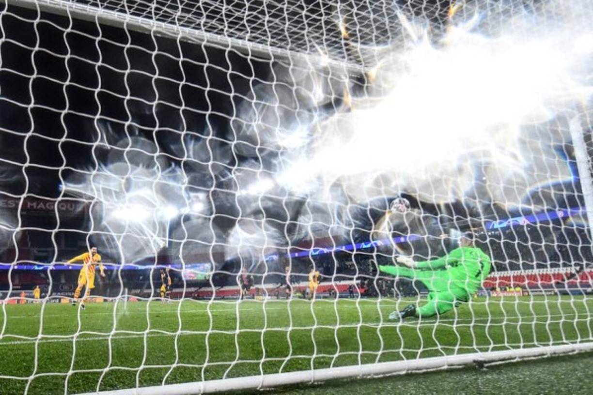 Keylor Navas adivinó la trayectoria y rechazó el disparo de la pena máxima que rebotó en el larguero.