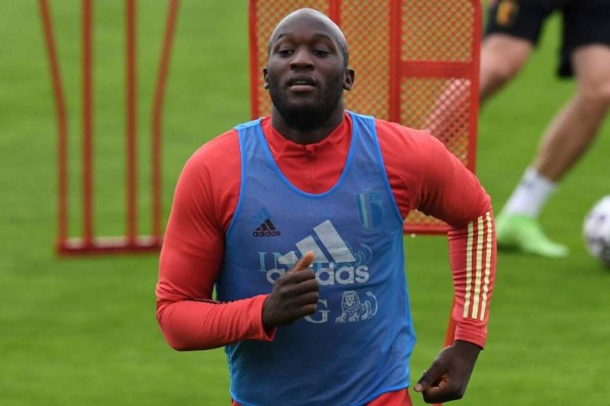 El futuro de Romelu Lukaku sigue pasando por el Inter de Milán. Esa es la sensación que hay según el Corriere dello Sport. Su gran Eurocopa y su buena campaña en Italia ha despertado el interés en grandes equipos, el jugador ya ha comunicado a la directiva 'nerazzurra' que no tiene intención de cambiar de aires. Foto AFP.