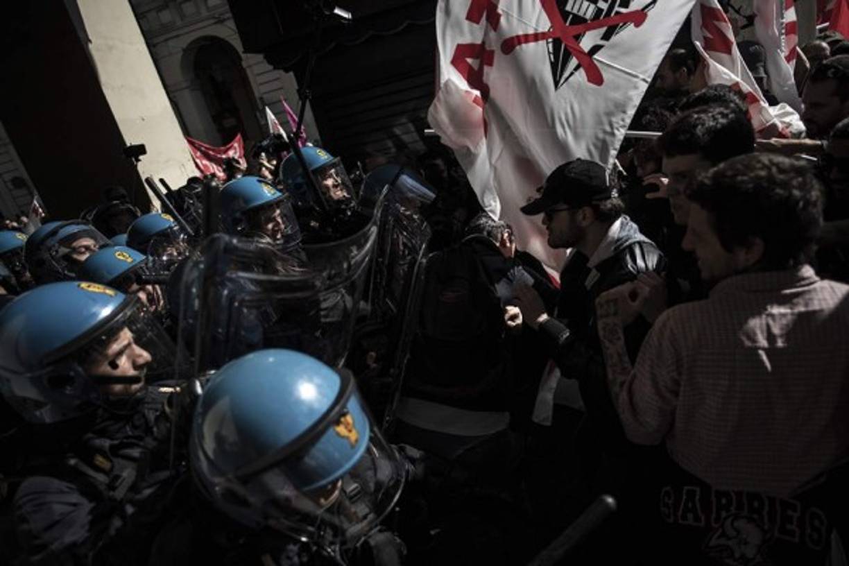 La policía antidisturbios se enfrenta a los manifestantes en Turín, Italia.