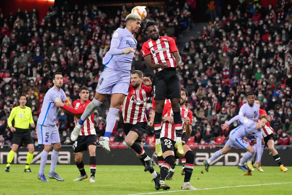 Ronald Araújo le gana el balón en el aire a Iñaki Williams.