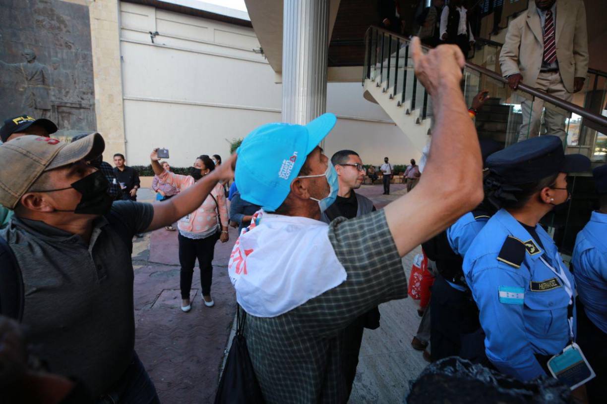 Los 128 diputados del Parlamento de Honduras siguen sin lograr acuerdos para elegir a los quince nuevos magistrados de la Corte Suprema de Justicia, lo que deberían hacer este viernes, luego del fallido intento del 25 de enero.