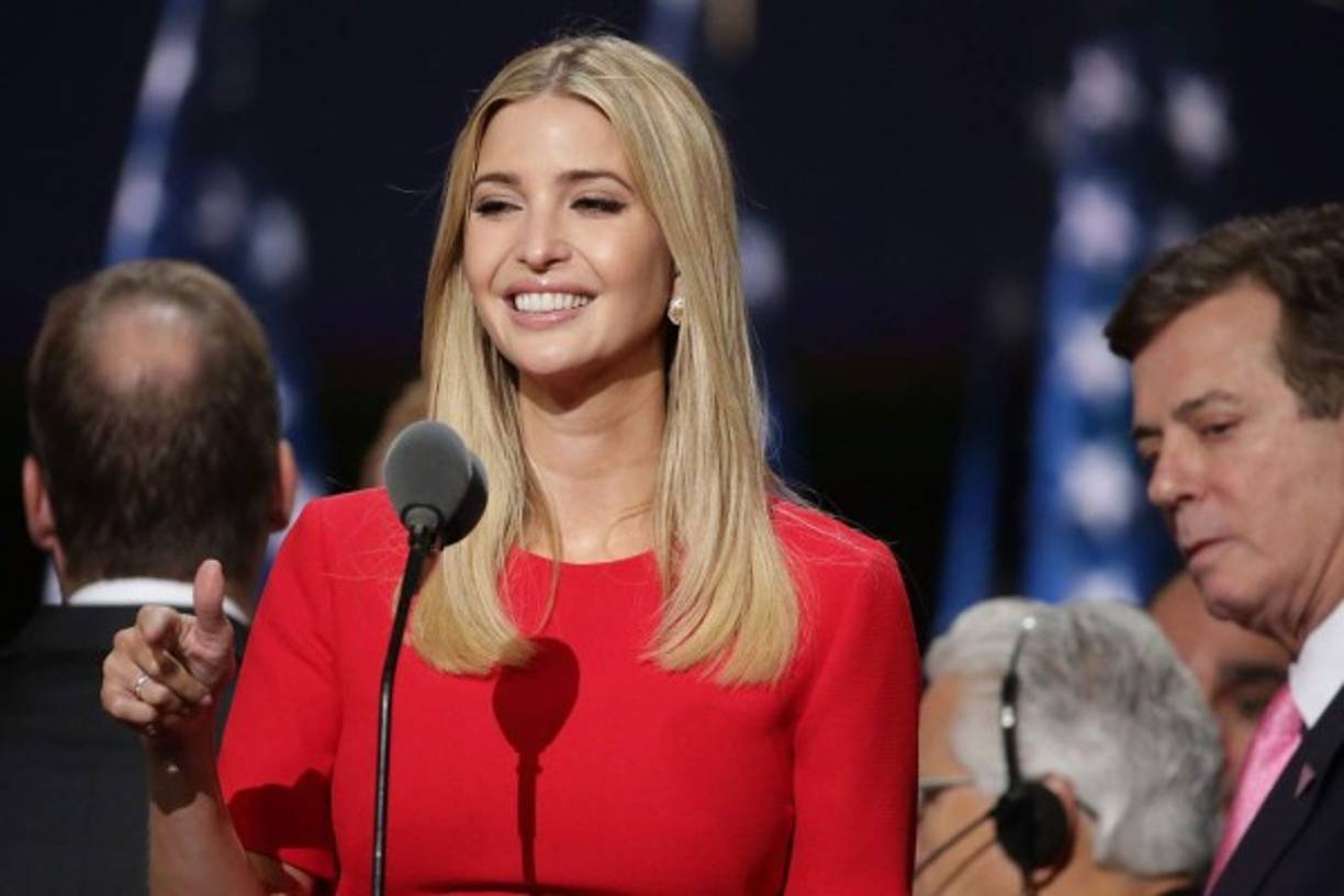 Ivanka tiene el papel fundamental de atraer al electorado femenino, ya que de acuerdo con un reciente sondeo solamente el 34% de las mujeres apoyan a Trump.