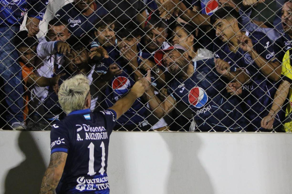 El gesto de Auzmendi con los aficionados de Motagua tras el triunfo ante el Génesis en Comayagua.