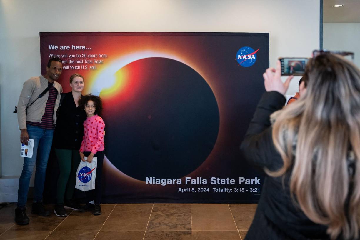 La trayectoria de totalidad de este año tiene 185 kilómetros de ancho y alberga a casi 32 millones de estadounidenses, con 150 millones adicionales que viven a menos de 320 km de la franja. Los que están más lejos aún pueden disfrutar de un <b>eclipse</b> parcial.