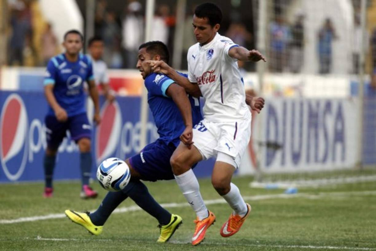 El argentino Lucas Gómez y Oliver Morazán, disputando el balón.