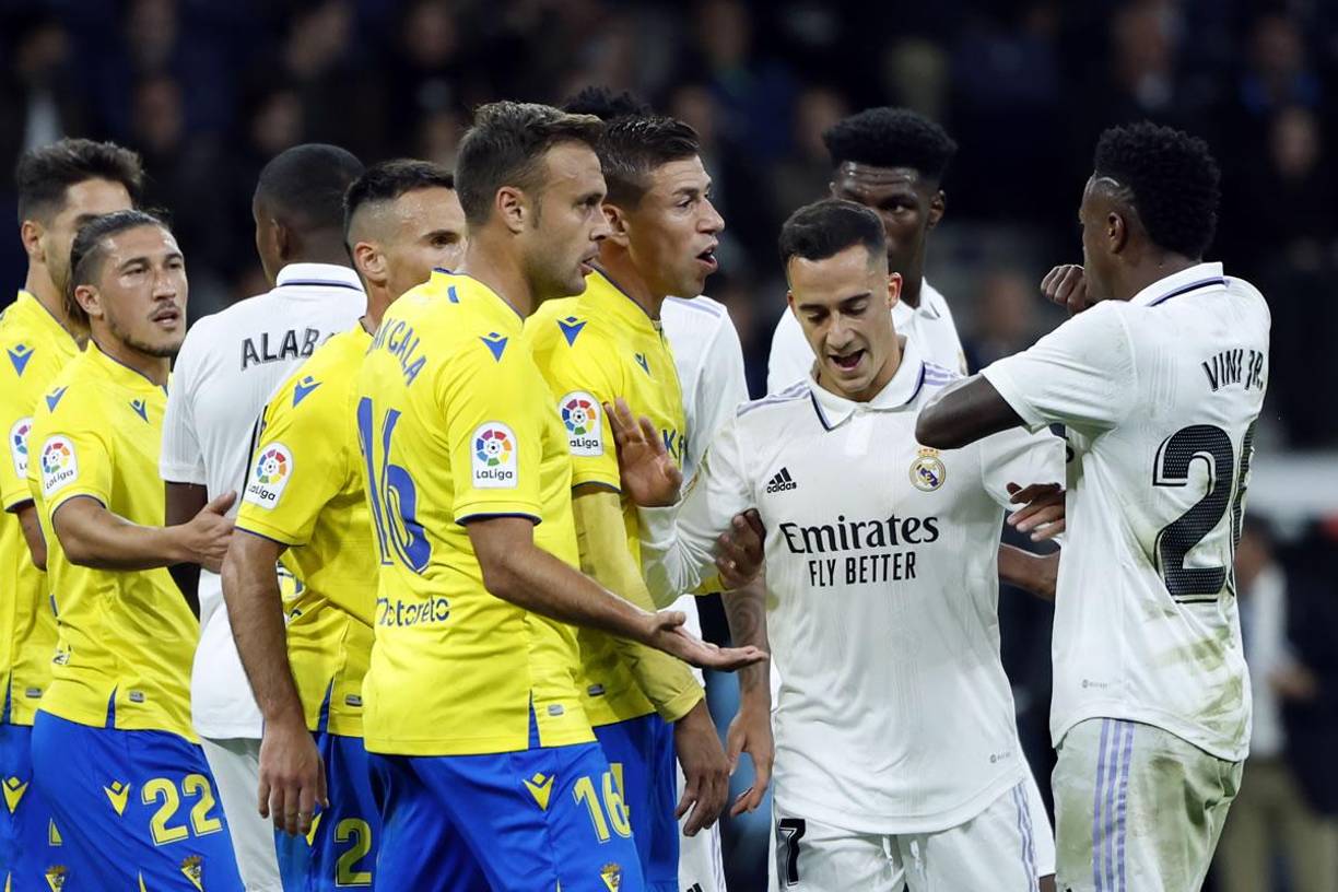 El brutal enfado de Vinicius con jugadores del Cádiz, entre ellos aparece el hondureño ‘Choco‘ Lozano.