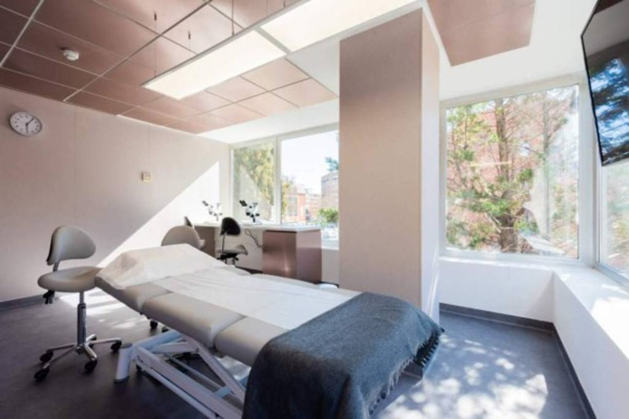 Esta nueva clínica se ubica en la urbanización Lomas del Río Verde en un local de más de 4.000 metros cuadrados en el que se establecerá un equipo de 100 profesionales que vigilarán los 15 quirófanos y las salas de tratamiento y que atenderán a los pacientes en sus muchas consultas y despachos. Foto Facebook Insparya.