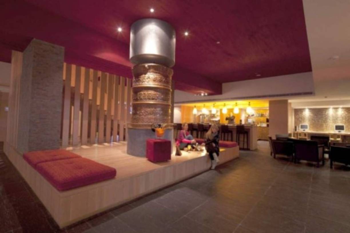 Además de los alojamientos, también tiene SPA con piscina cubierta, circuito de hidroterapia, gimnasio, restaurante o parking.