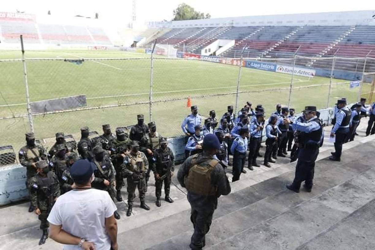 Unos 200 elementos policiales brindan seguridad en el estadio Ceibeño para el clásico del fútbol hondureño.