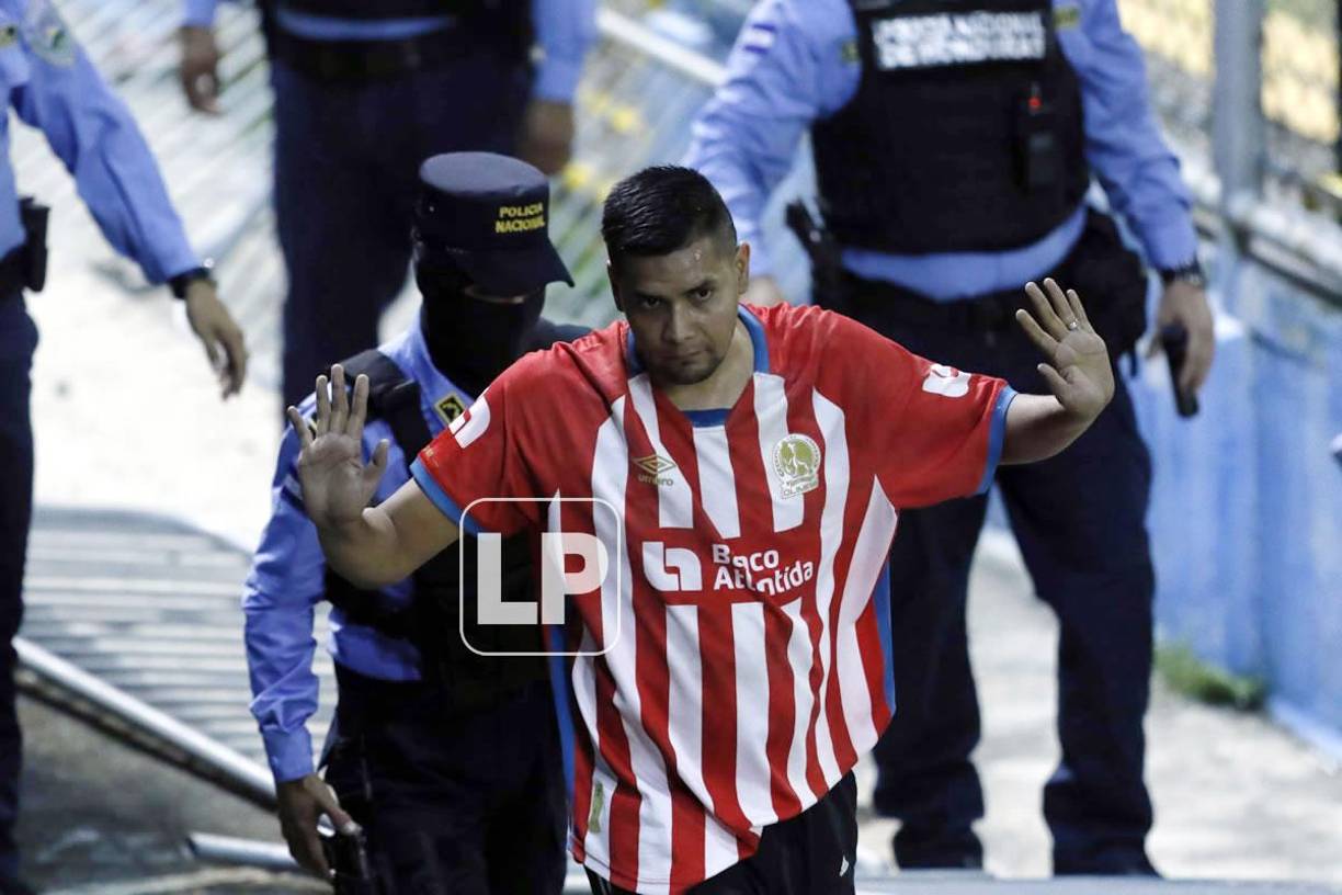 La Policía Nacional intervinó en las graderías y evitó que las peleas pasaran a más.