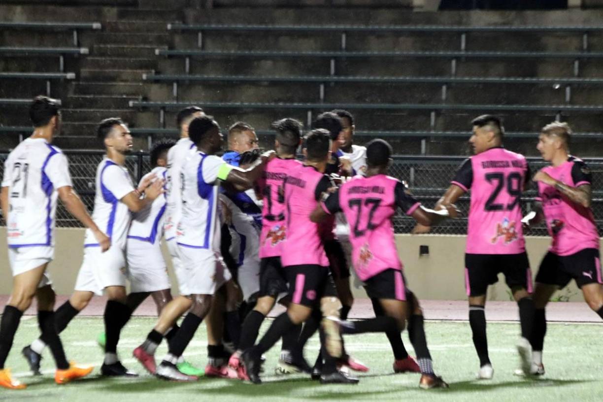 El Génesis encajó los cuatro goles en el primer tiempo contra el Borussia Nola.