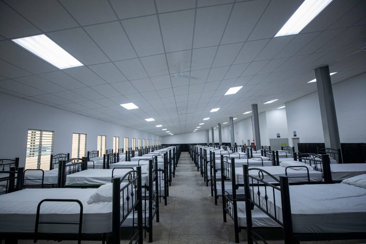 Los dormitorios para los agentes penitenciarios que custodiarán la prisión más grande de la región, según ministro de Bukele.