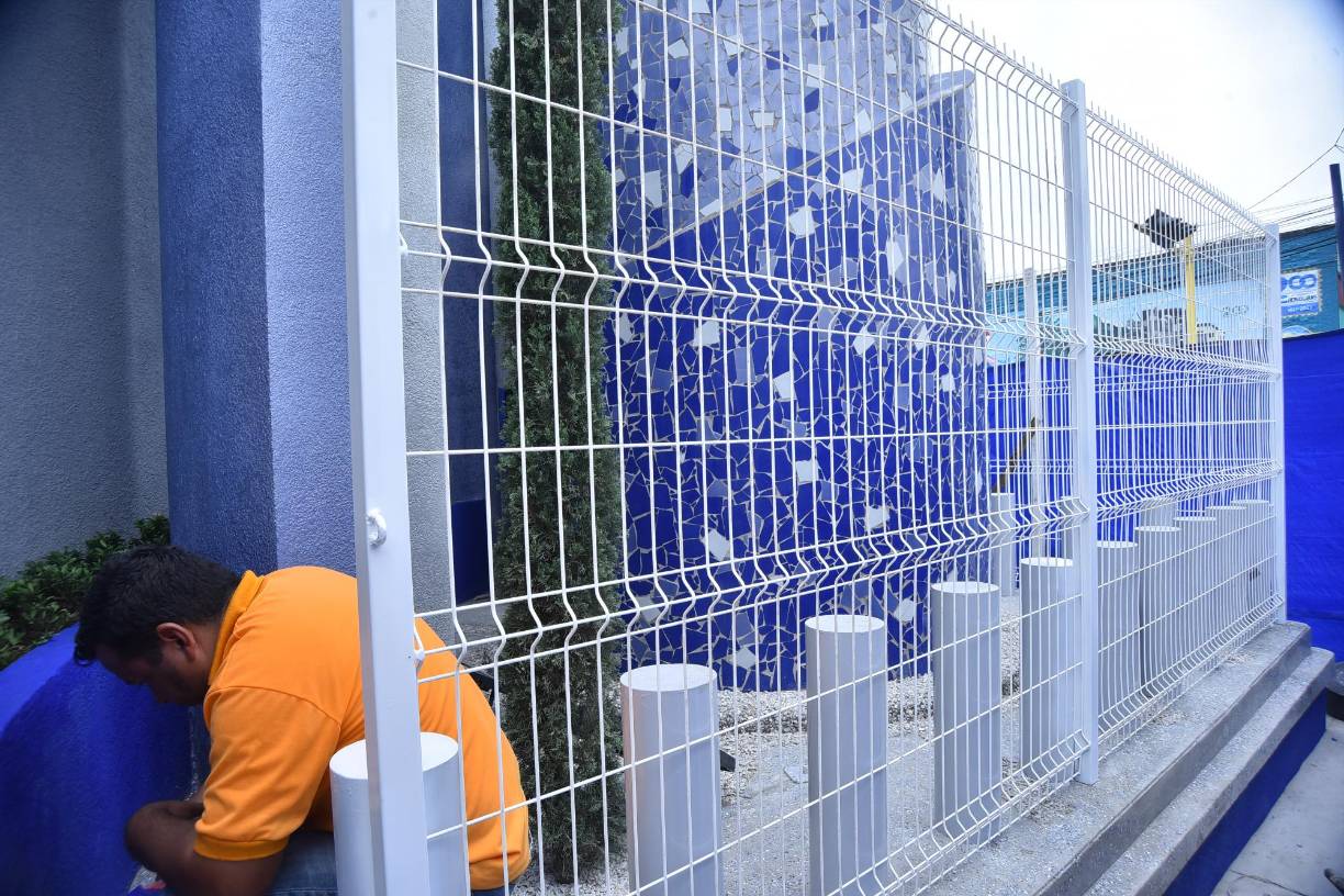 El obelisco cuenta con jardinería complementaria y un acabado final de cerámica quebrada tipo Gaudi monocromatico ascendente. Toda la estructura y detalles tienen el menor mantenimiento posible. 