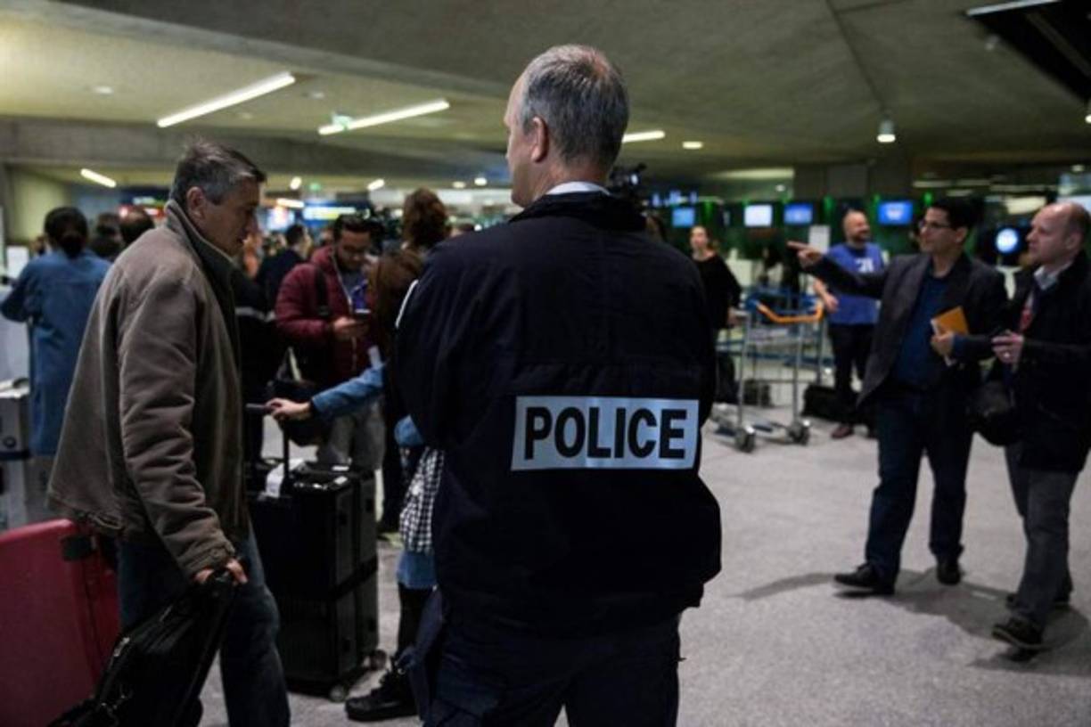 Un oficial galo de la Policía de Fronteras vigila en el aeropuerto Roissy-Charles de Gaulle cerca de París (Francia) tras el accidente aéreo.