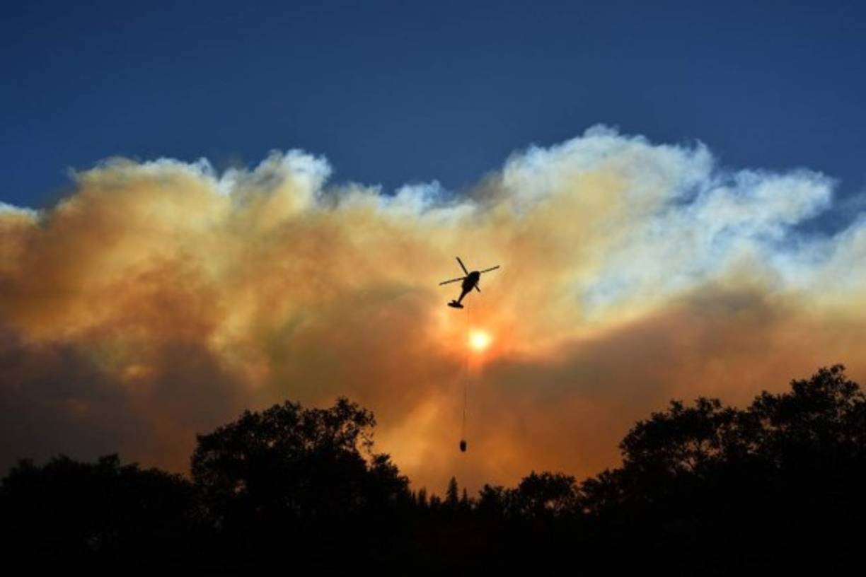 El Servicio Nacional de Meteorología advirtió sobre las condiciones 'EXTREMADAMENTE CRÍTICAS' para los incendios. Se esperan vientos de 80 km por hora en la región costera de California, y hasta de 96 km en las áreas montañosas.