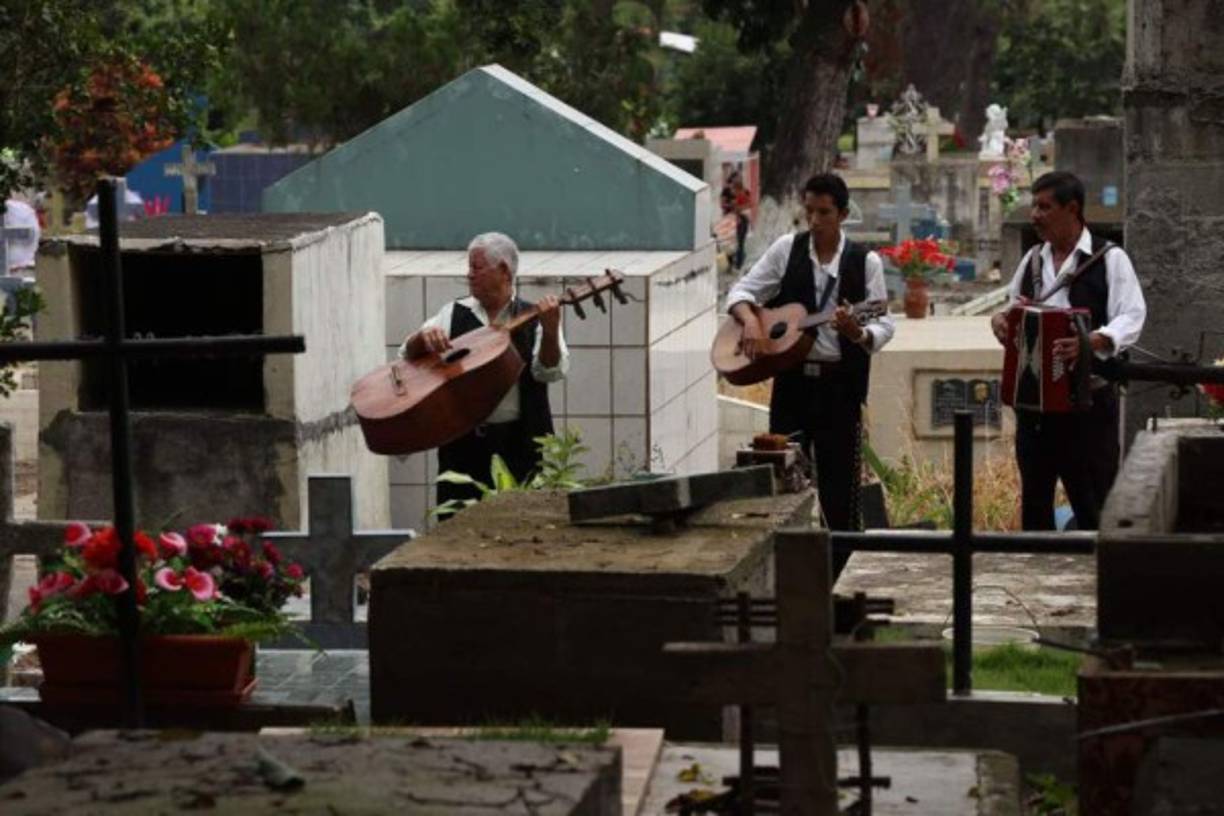 Miles de hondureños concurrieron este miércoles a los cementerios a recordar a sus muertos, lo que además implica un importante movimiento económico para varios sectores del país.