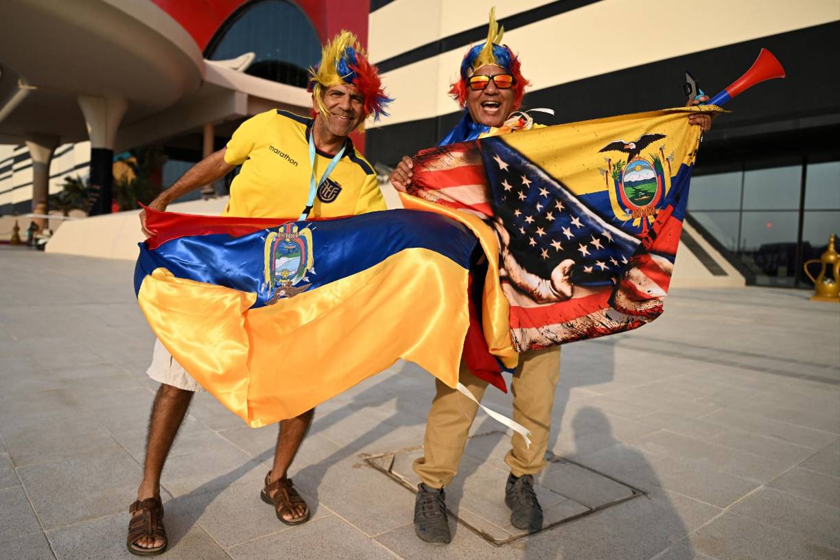 Los seguidores de Ecuador ondean banderas en las afueras del Estadio.